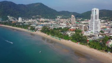 Tayland 'ın Phuket eyaletindeki Patong plajındaki hava manzarası.