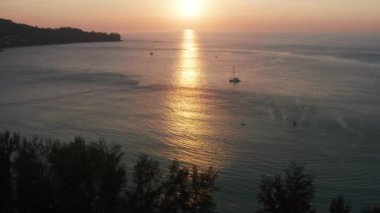 Tayland, Phuket 'te gün batımında kamala sahilinin hava manzarası.