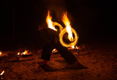 Tayland, Phuket 'te gece kumsalda yangın gösterisi