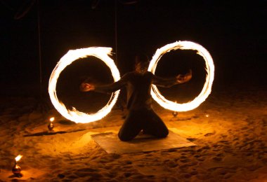 Tayland, Phuket 'te gece kumsalda yangın gösterisi