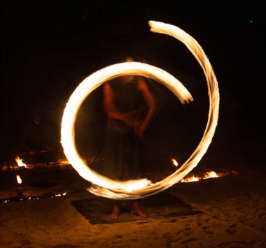 Tayland, Phuket 'te gece kumsalda yangın gösterisi
