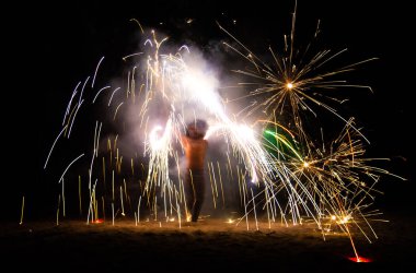 Tayland, Phuket 'te gece kumsalda yangın gösterisi