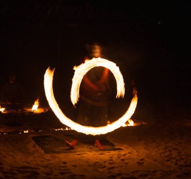 Tayland, Phuket 'te gece kumsalda yangın gösterisi