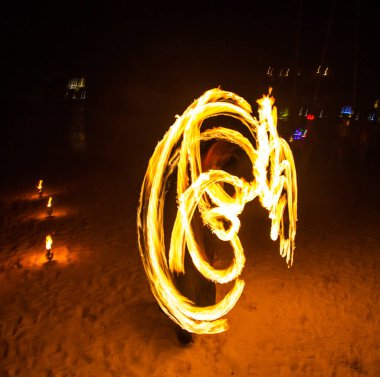 Tayland, Phuket 'te gece kumsalda yangın gösterisi
