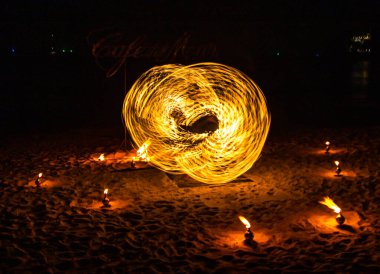 Tayland, Phuket 'te gece kumsalda yangın gösterisi