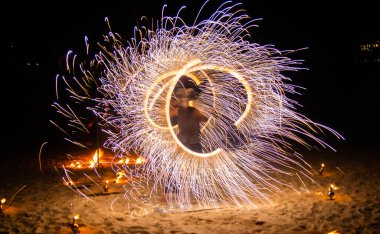 Tayland, Phuket 'te gece kumsalda yangın gösterisi