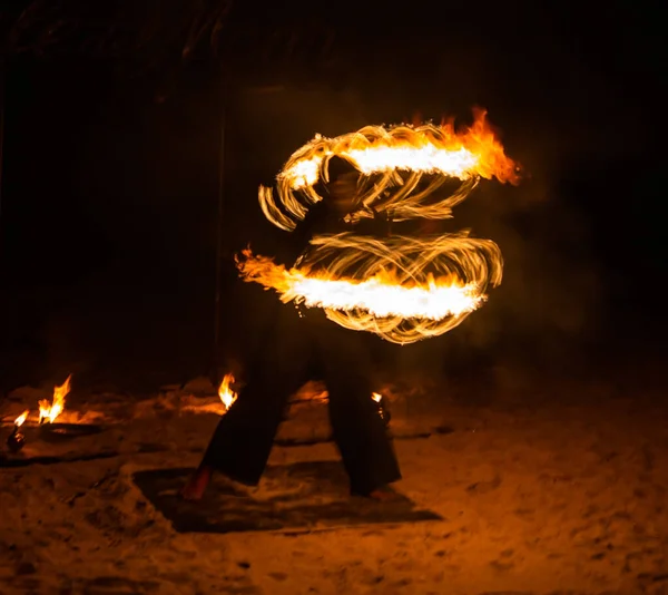 Fire show on the beach at night in Phuket, Thailand — Stockfoto