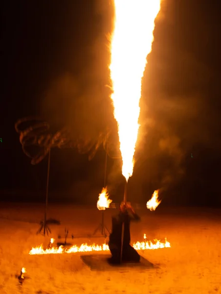 Fire show on the beach at night in Phuket, Thailand — Fotografia de Stock