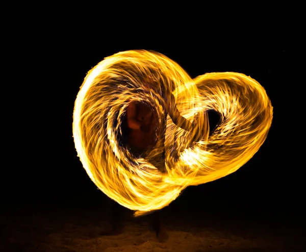 Fire show on the beach at night in Phuket, Thailand — Fotografia de Stock