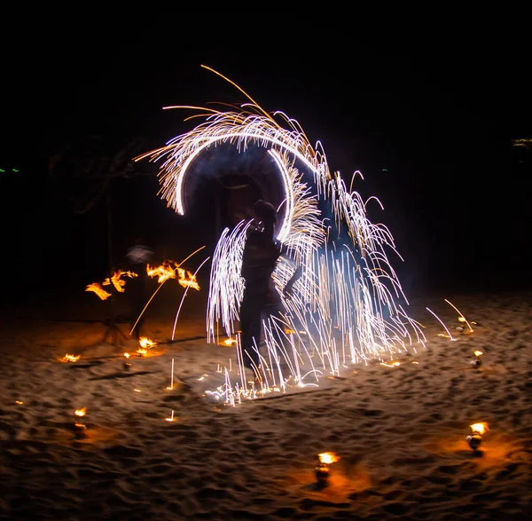 Fire show on the beach at night in Phuket, Thailand — стоковое фото