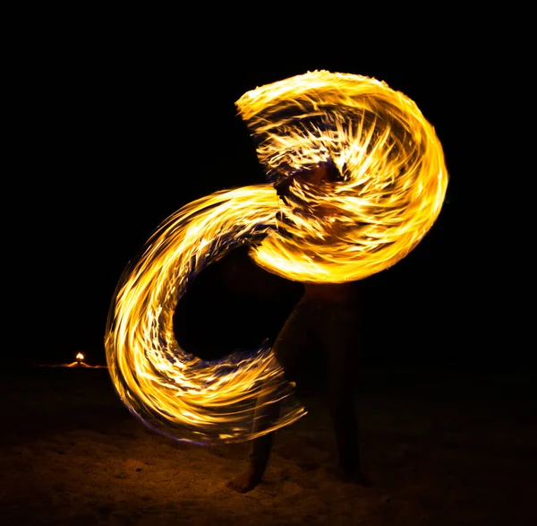 Espectáculo de fuego en la playa por la noche en Phuket, Tailandia — Foto de Stock