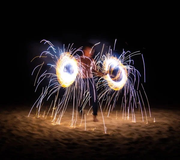 Brandshow på stranden på natten i Phuket, Thailand — Stockfoto