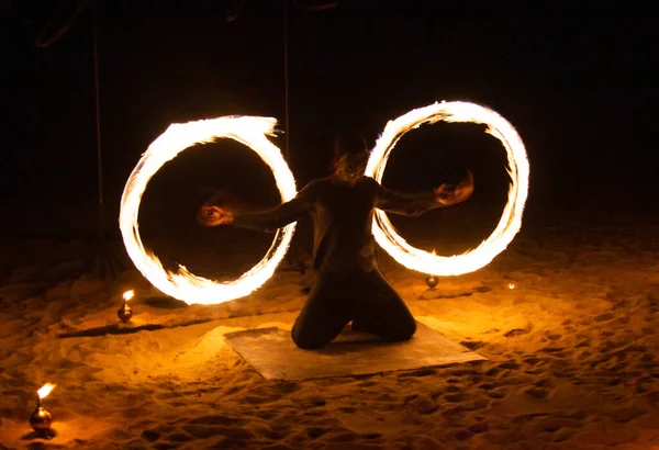 Fire show on the beach at night in Phuket, Thailand — Fotografia de Stock