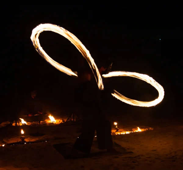 Fire show on the beach at night in Phuket, Thailand — 图库照片