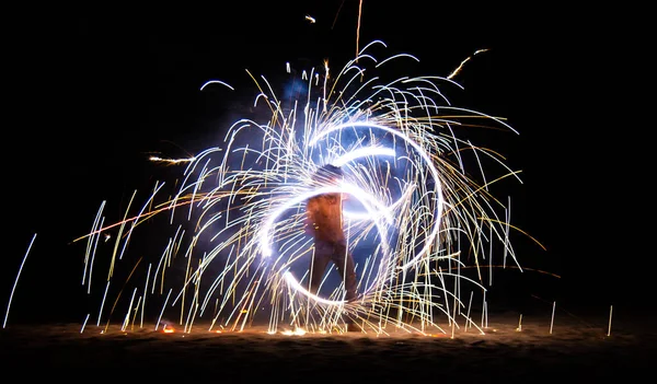 Fire show on the beach at night in Phuket, Thailand — Stock fotografie