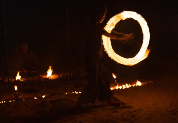 Fire show on the beach at night in Phuket, Thailand — Stock fotografie