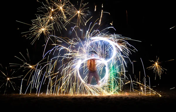 Fire show on the beach at night in Phuket, Thailand — Fotografia de Stock