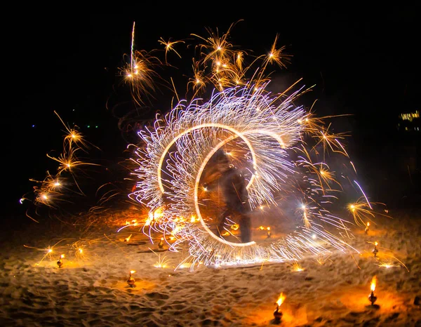 Fire show on the beach at night in Phuket, Thailand — Fotografia de Stock