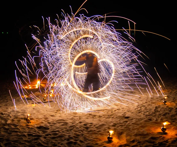 Fire show on the beach at night in Phuket, Thailand — Fotografia de Stock