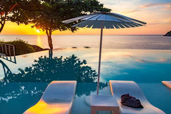 Sunset at the edge of a swimming pool at Kata beach in Phuket province, in Thailand — Foto Stock