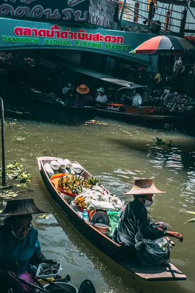 Damnoen Floating Market durante covidio en la provincia de Ratchaburi, Tailandia — Foto de Stock