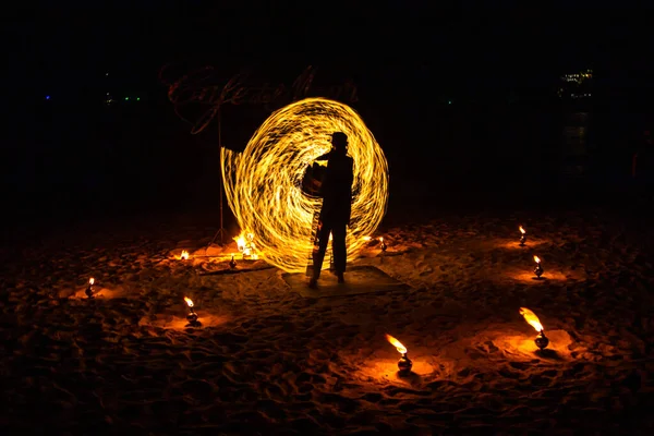 Fire show on the beach at night in Phuket, Thailand — Stockfoto