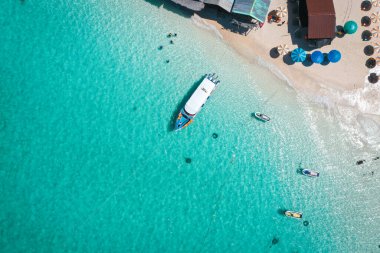 Tayland, Phuket 'teki Koh Khai Nok' un hava görüntüsü.