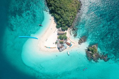 Tayland, Phuket 'teki Koh Khai Nok' un hava görüntüsü.