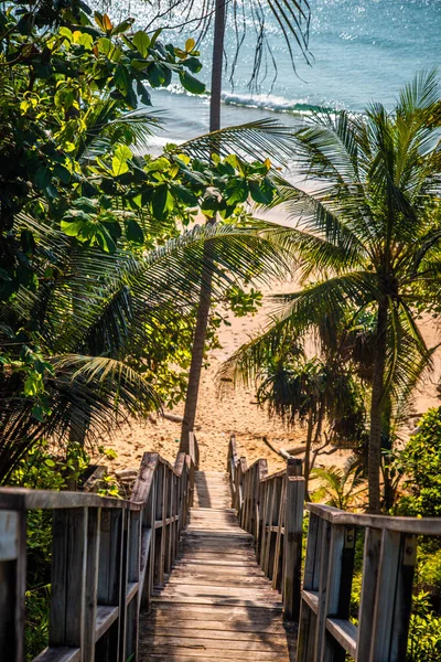 Nai thon παραλία και τα ξύλινα σκαλοπάτια στο Πουκέτ, Ταϊλάνδη — Φωτογραφία Αρχείου