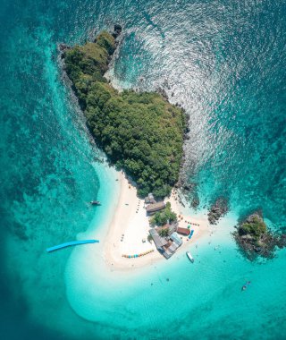Tayland, Phuket 'teki Koh Khai Nok' un hava görüntüsü.