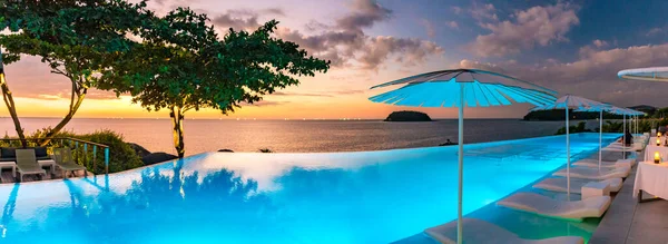 Sunset at the edge of a swimming pool at Kata beach in Phuket province, in Thailand — Zdjęcie stockowe