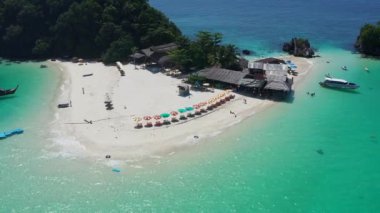 Tayland, Phuket 'teki Koh Khai Nok' un hava görüntüsü.