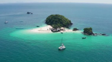 Tayland, Phuket 'teki Koh Khai Nok' un hava görüntüsü.