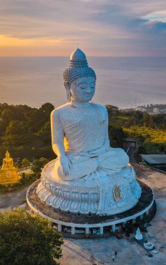 Tayland 'ın Phuket ilindeki Büyük Buda' nın günbatımına bakış açısı