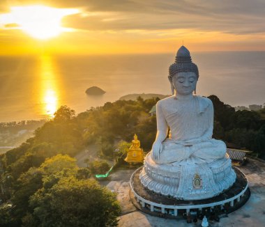 Tayland 'ın Phuket ilindeki Büyük Buda' nın günbatımına bakış açısı
