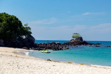 Koh Khai Nai, Phuket Eyaleti, Tayland 'daki kedi adası.