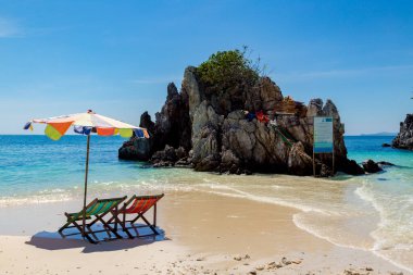 Koh Khai Nai, Phuket Eyaleti, Tayland 'daki kedi adası.