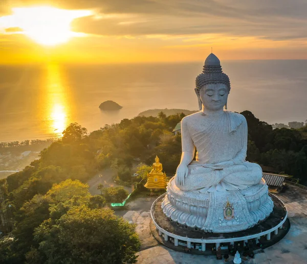 Vista aérea del mirador del Gran Buda al atardecer en la provincia de Phuket, Tailandia — Foto de Stock