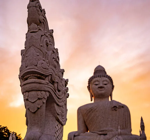 फुकेत प्रांत, थायलंड मध्ये सूर्यास्तावर बिग बुद्धा दृष्टीकोन हवाई दृश्य — स्टॉक फोटो, इमेज