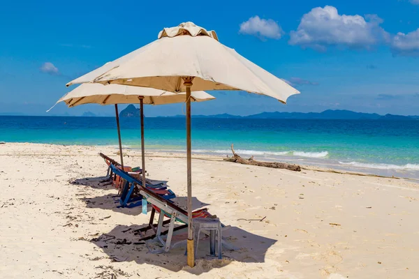 Koh Khai Nai, Phuket Eyaleti, Tayland 'daki kedi adası.
