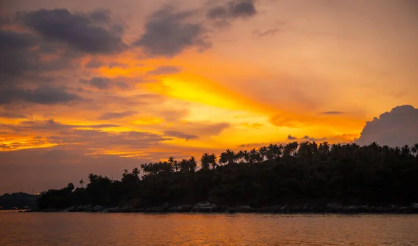 タイのプーケット半島のプロムテプ岬で日没時のセーリングボート — ストック写真
