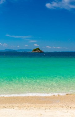 Koh Khai Nai, Phuket Eyaleti, Tayland 'daki kedi adası.