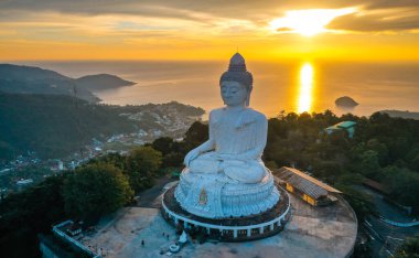Tayland 'ın Phuket ilindeki Büyük Buda' nın günbatımına bakış açısı