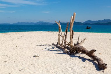 Koh Khai Nai, Phuket Eyaleti, Tayland 'daki kedi adası.