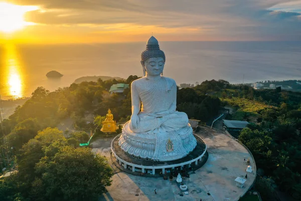 Vista aérea del mirador del Gran Buda al atardecer en la provincia de Phuket, Tailandia — Foto de Stock