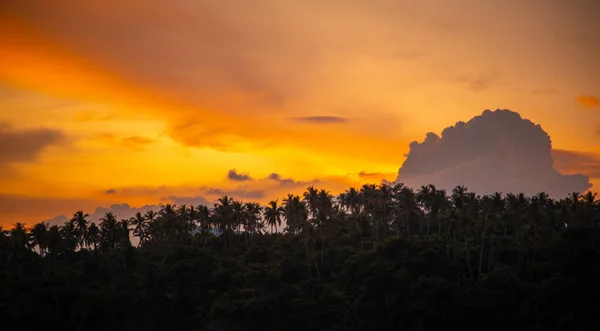 Velero al atardecer en Promthep Cape en la península de Phuket, Tailandia — Foto de Stock