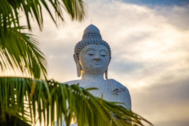 Tayland 'ın Phuket ilindeki Büyük Buda' nın günbatımına bakış açısı