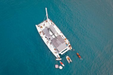 Mercan adası, koh He, Phuket bölgesindeki sahil ve tekneler, Tayland