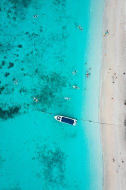 Mercan adası, koh He, Phuket bölgesindeki sahil ve tekneler, Tayland