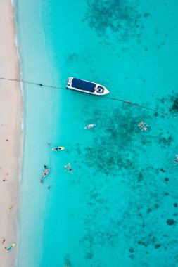 Mercan adası, koh He, Phuket bölgesindeki sahil ve tekneler, Tayland